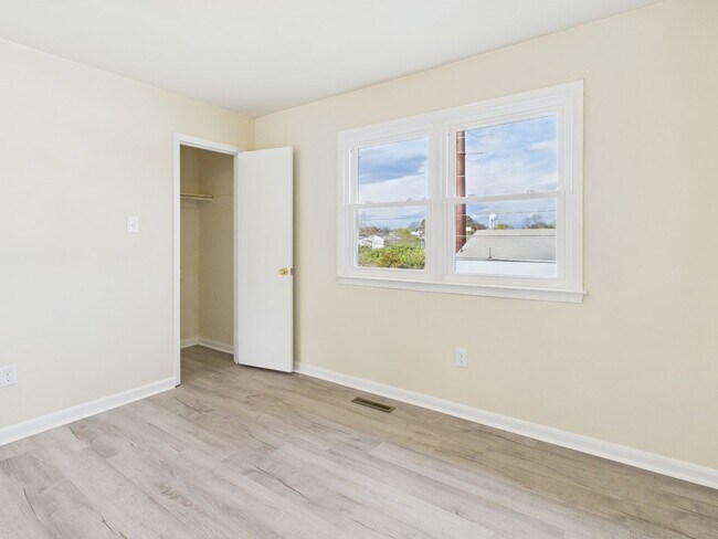 Building Photo - 806 Arlington Rd