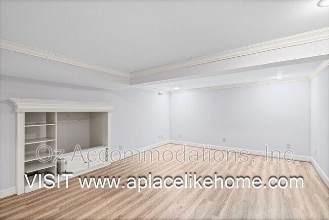 Building Photo - 4300 W 111th Terrace