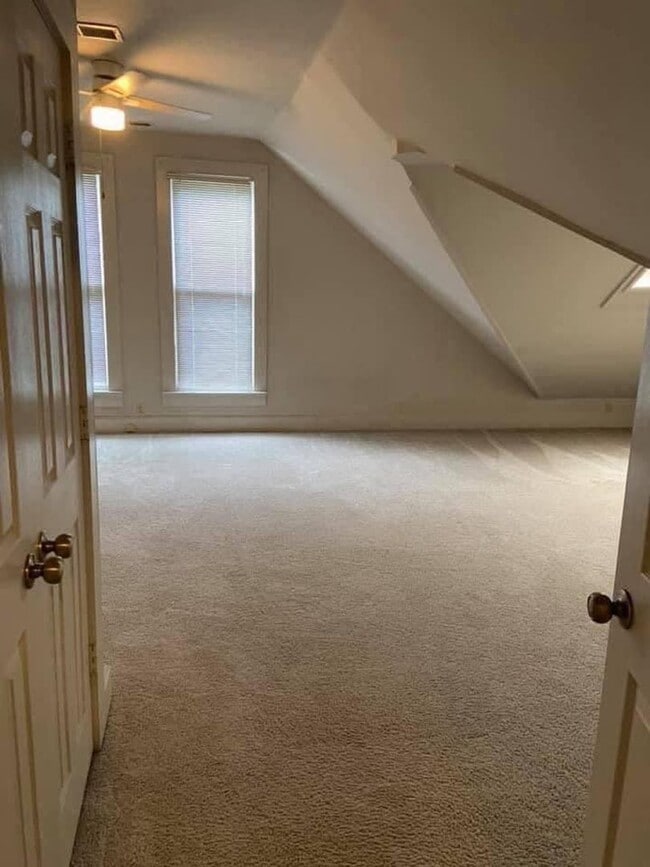 Building Photo - 720 SE Riverside Dr