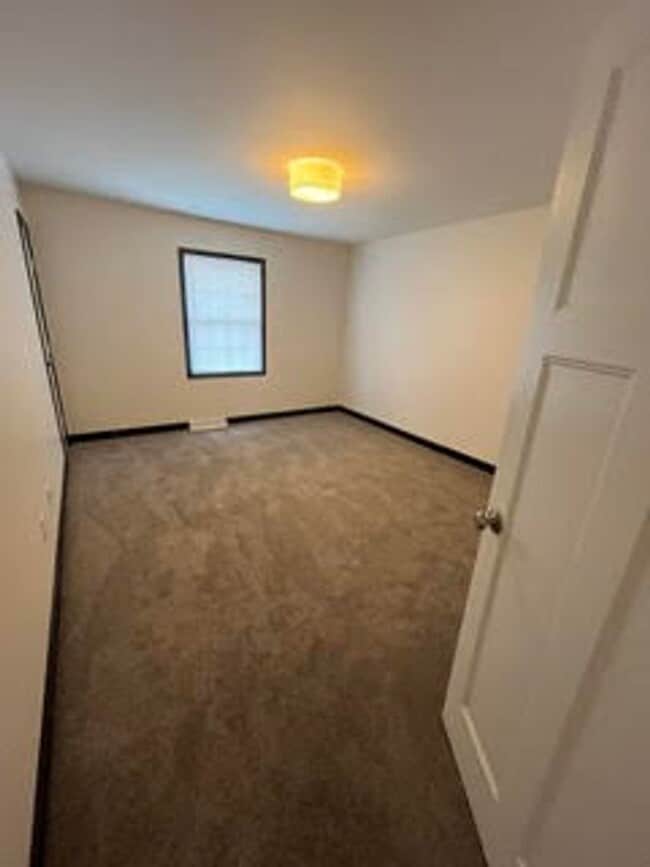 Building Photo - 467 Sparrow Way