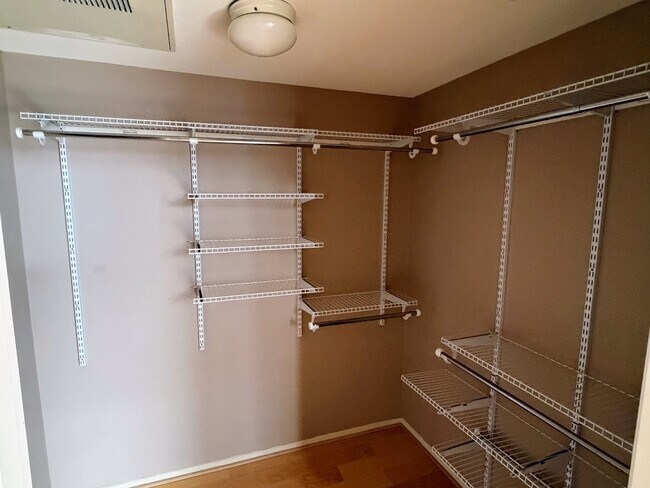 Building Photo - 120 Island Ave