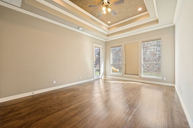 Building Photo - 4046 E Hill Dr