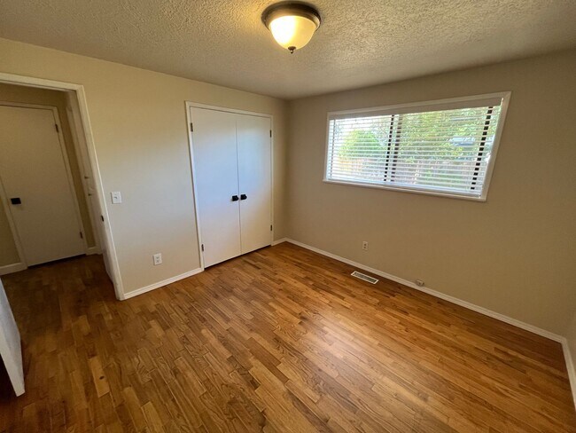 Building Photo - 1302 NE Dempsey Dr