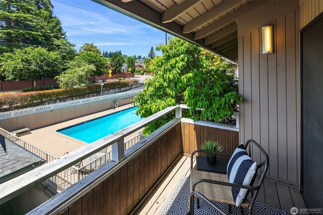 Building Photo - Top-Floor Downtown Bellevue Condo with Sunset Views