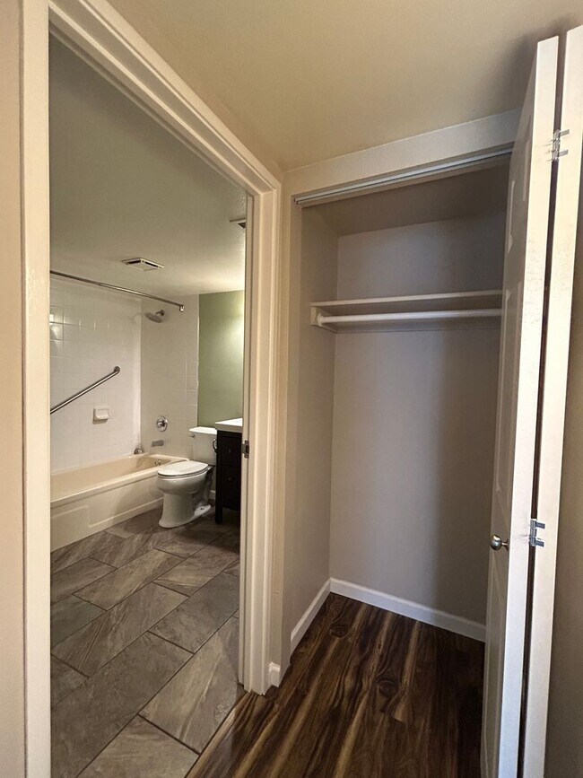 Building Photo - **Leasing Special** Newly renovated 1 Bed/...