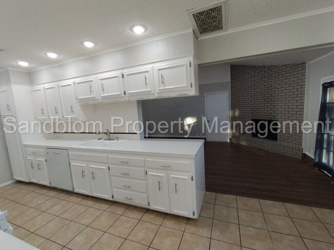 Building Photo - FOR LEASE | Mid-town Tulsa | Available Now!