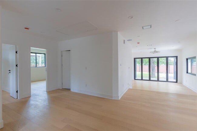 Building Photo - 2945 Moss St