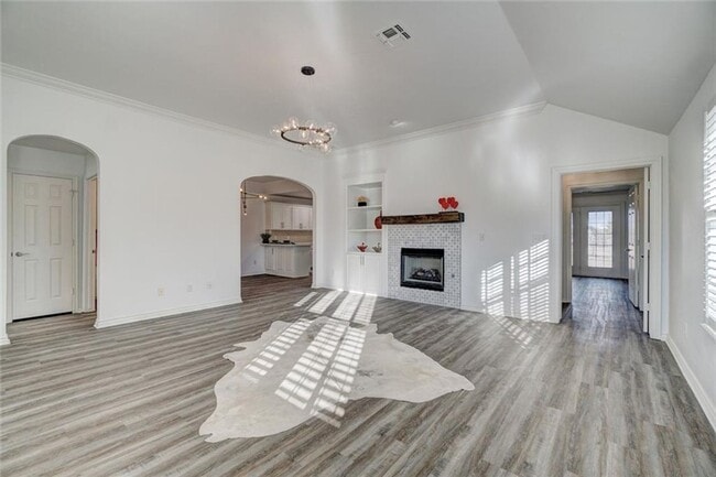 Building Photo - Absolutely Adorable, 2 bed, 2 bath, 2 car + study