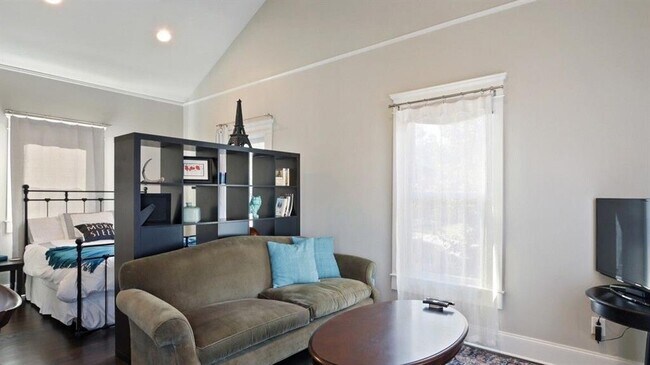 Building Photo - 1013 Euclid Ave NE