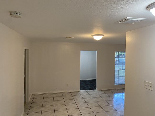 Living room - 511 Doverfield Dr