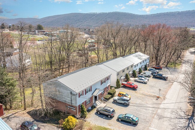 Building Photo - Welcome to our cozy 2-bedroom, 1-bathroom ...