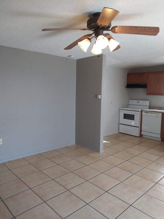 Building Photo - Renovated super cute 2 bedroom home