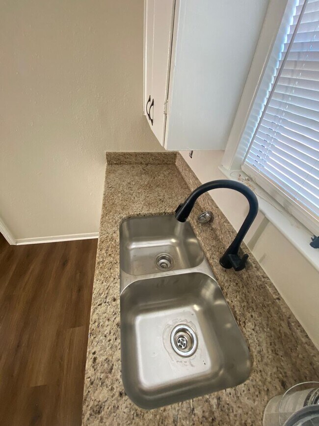 Building Photo - Charming newly renovated 3 bedroom 2 bath home