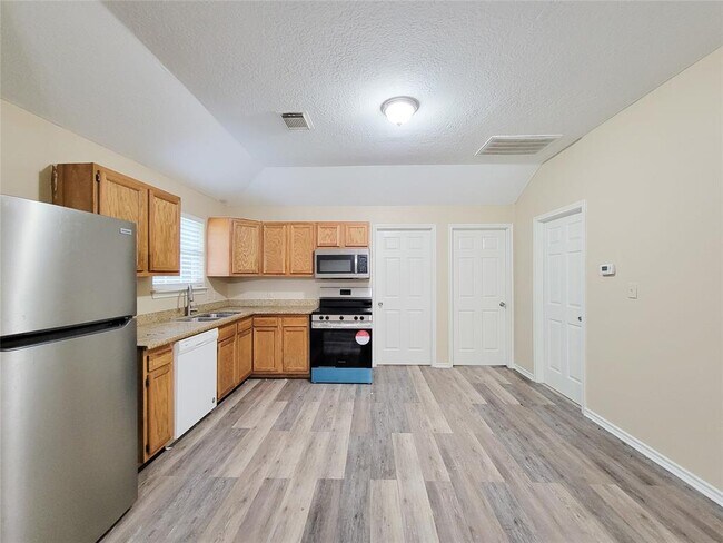 Building Photo - 12700 Royal Green Dr