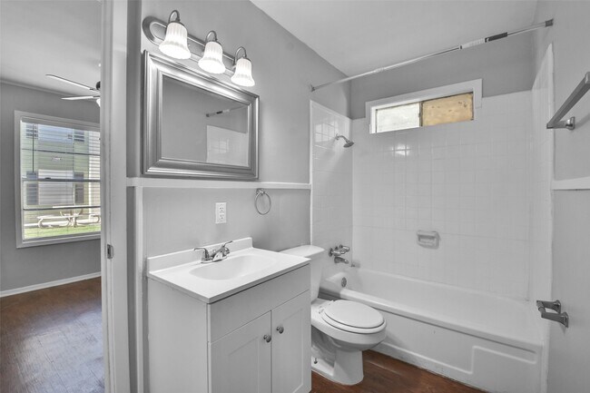 Building Photo - 1511 Broadmoor Dr