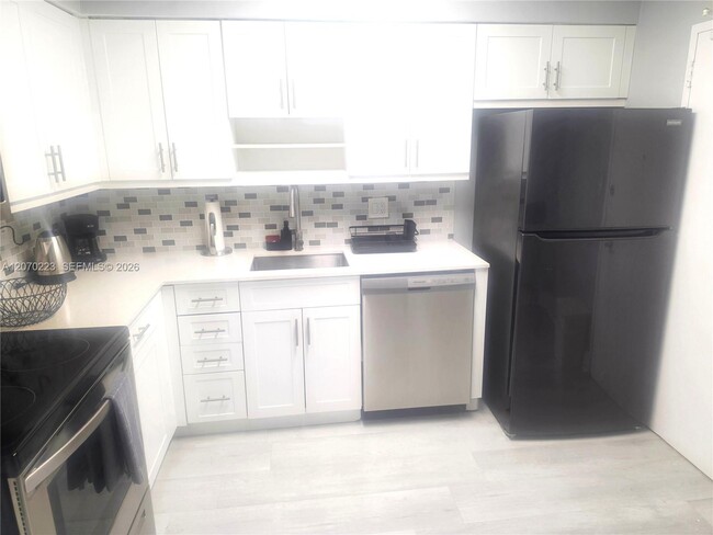 Building Photo - 5151 Collins Ave
