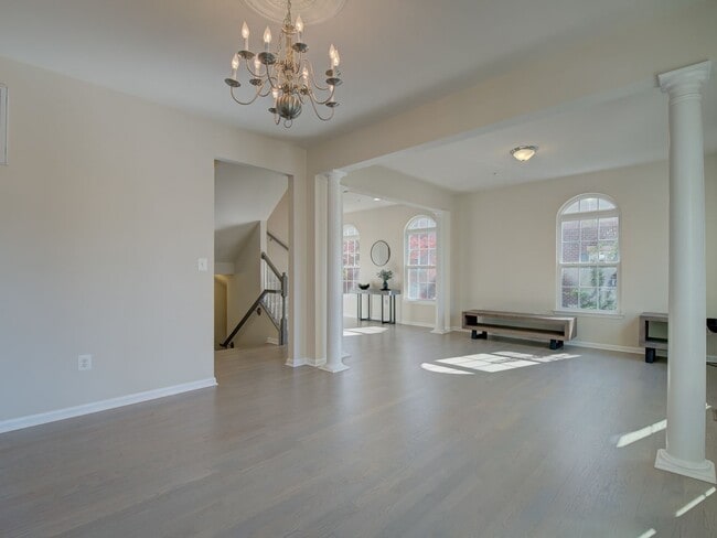 Building Photo - Lovely TH Available Now in Bowie! HCVP Warmly Welcomed.