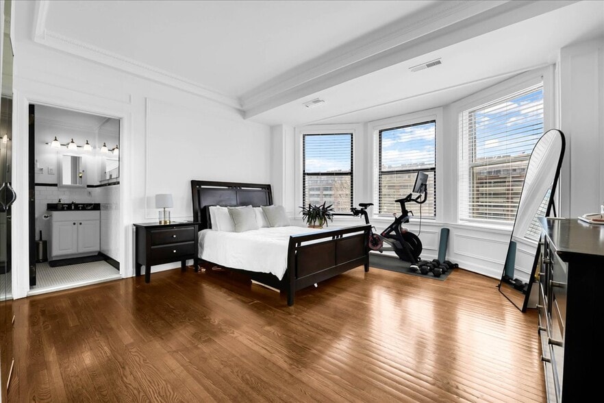 Building Photo - 2900 E Jefferson Ave