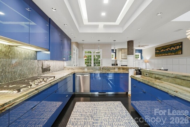 Building Photo - 1124 Dilworth Crescent Row