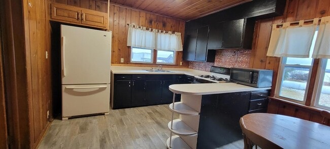 Building Photo - 2815 N Shore Dr