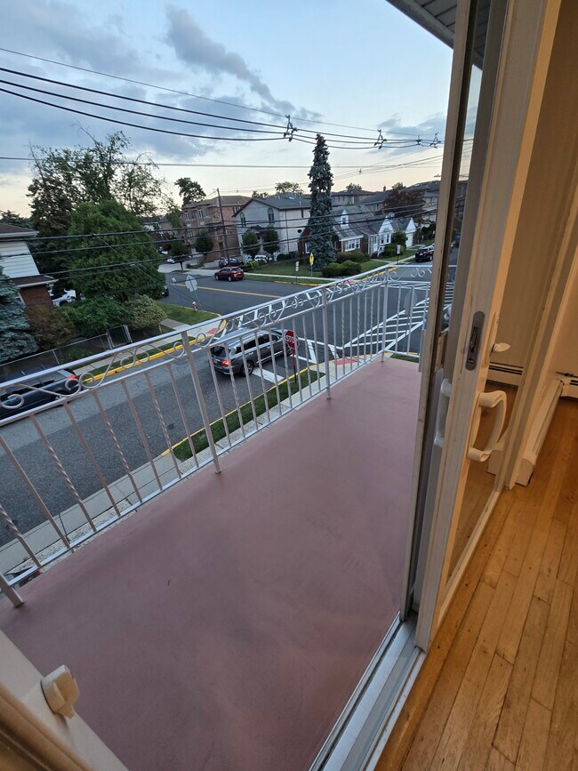 Balcony - 401 2nd St