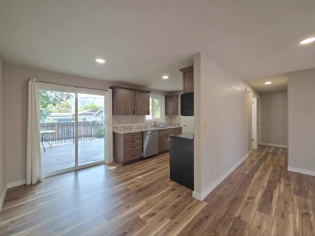 Building Photo - **Gorgeous Renovated 3 Bed 2.5 Bath Duplex FOR RENT**