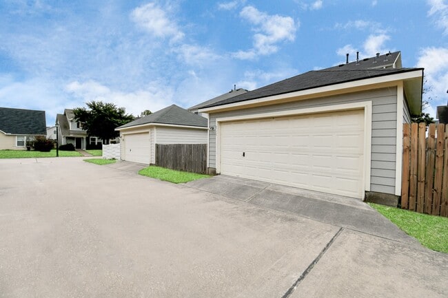 Building Photo - 6329 Settlers Square Ln