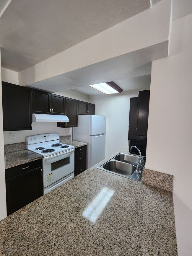 Building Photo - Gorgeous and Comfortable - Dual Master Suites - 2BD/2BA - East Mission Valley