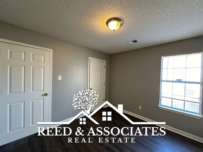 Building Photo - 3 Bedroom in Raleigh! New Flooring