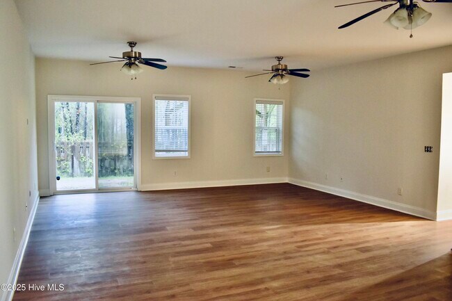 Building Photo - 315 Adams Cir