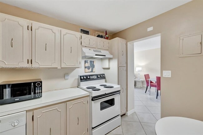 Building Photo - 3113 S Ocean Dr