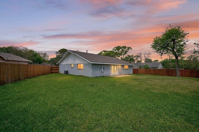 Building Photo - 5743 Ludington Dr