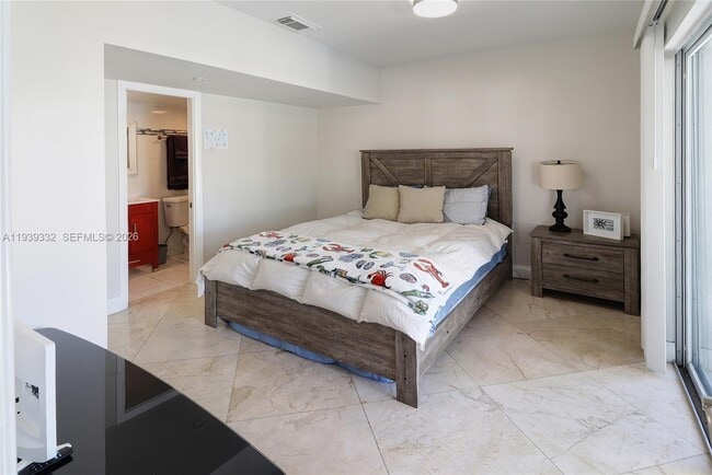 Building Photo - 2031 NE 14th Ct