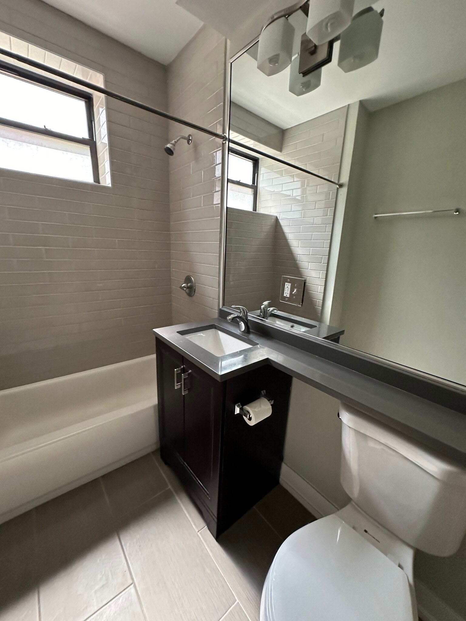 Building Photo - 910 W George St