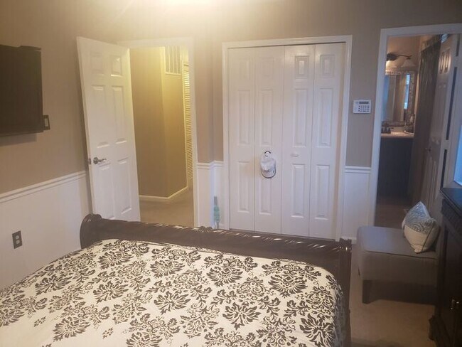 Building Photo - Charming 3-Bedroom, 2.5 Bath SFH with Fron...