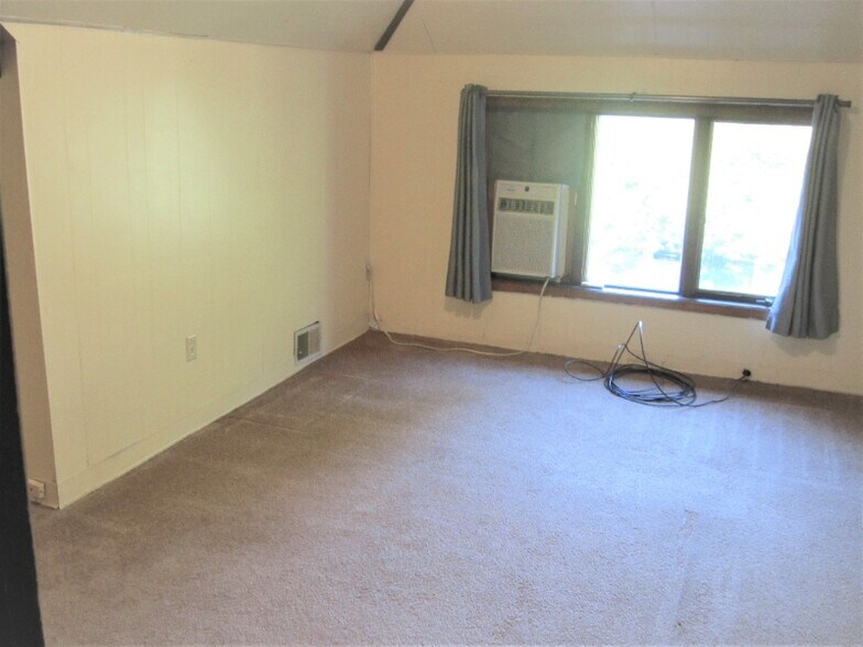 Building Photo - 2421 Beechwood Blvd