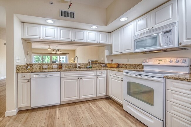Building Photo - Updated 3 bedroom unit overlooking the Eas...
