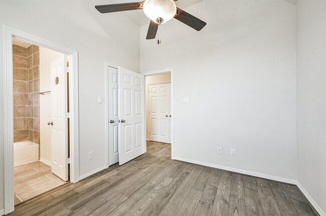 Building Photo - 1504 Peyton Oaks Pl