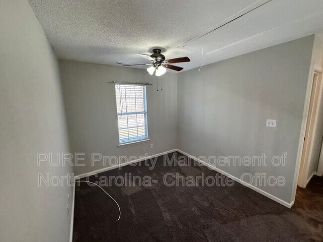 Building Photo - 12115 Landing Green Dr