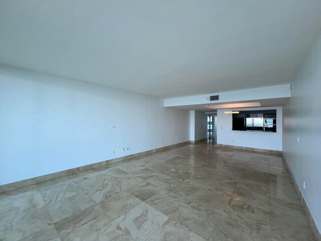 Building Photo - 1331 Brickell Bay Dr