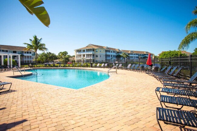 Building Photo - Gorgeous Condo near beaches, shopping and highways