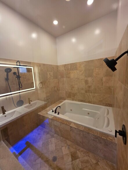 Bath 2 - 1549 N Milwaukee Ave