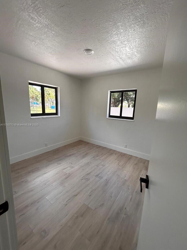 Building Photo - 707 SW 10th St
