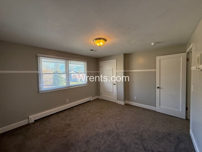 Building Photo - Spacious 6-Bedroom Home with Pool & Multiple Fireplaces – Great Northside Location!