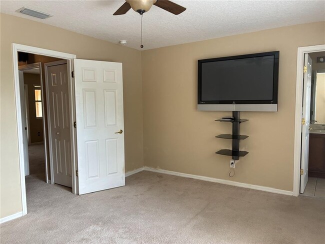 Building Photo - 2850 Retreat View Cir