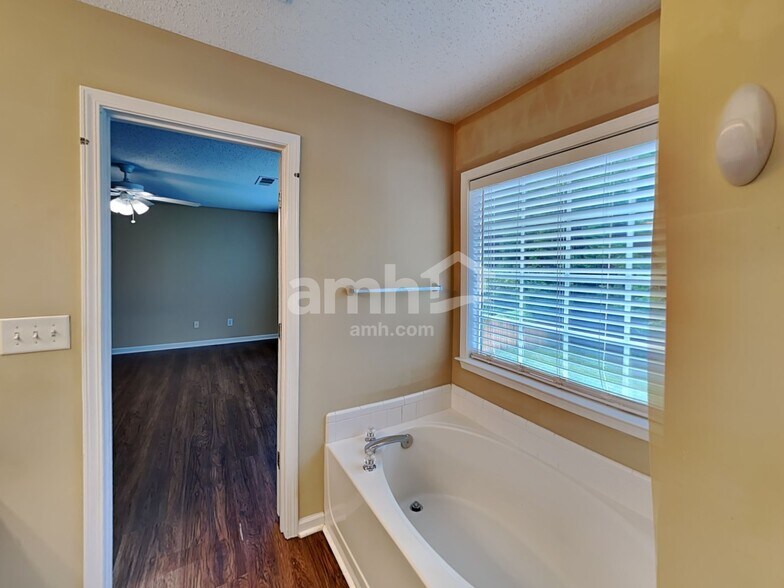 Building Photo - 607 Wallnut Hall Trl