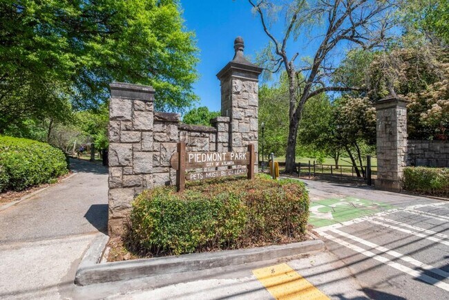 Building Photo - 827 Monroe Dr