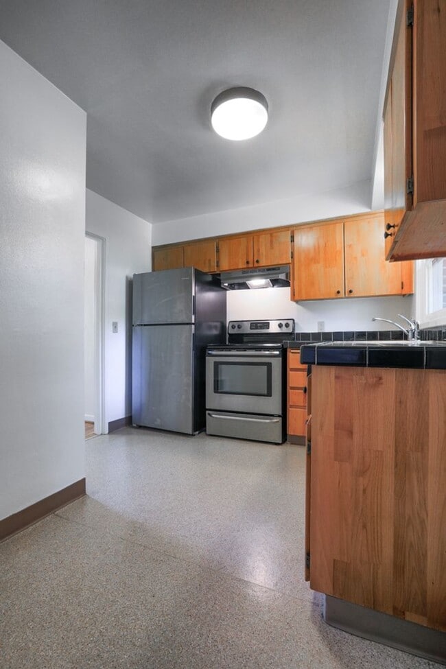Building Photo - Timeless 1 Bedroom Mid-Century Townhouse!