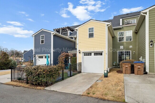 Building Photo - 410 Triumph Ln