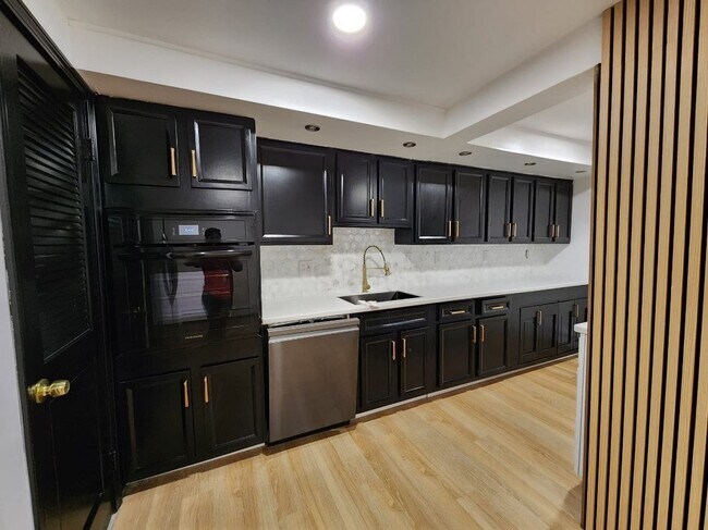 Building Photo - 132 Wepawaug Dr